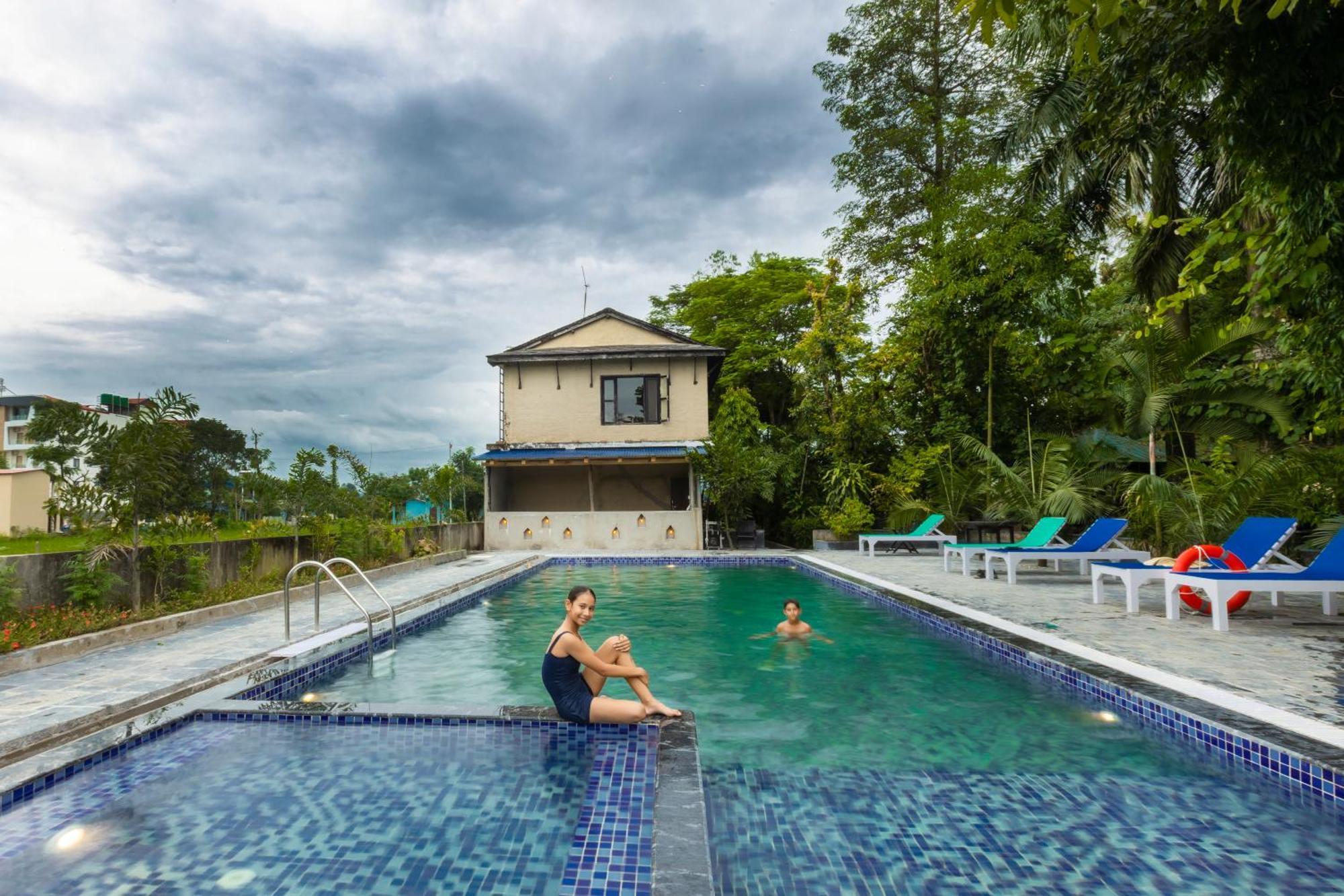 Hotel Parkside & Swimming Pool-Between Greenery And Azure ,Your Perfect Retreat チトワン エクステリア 写真