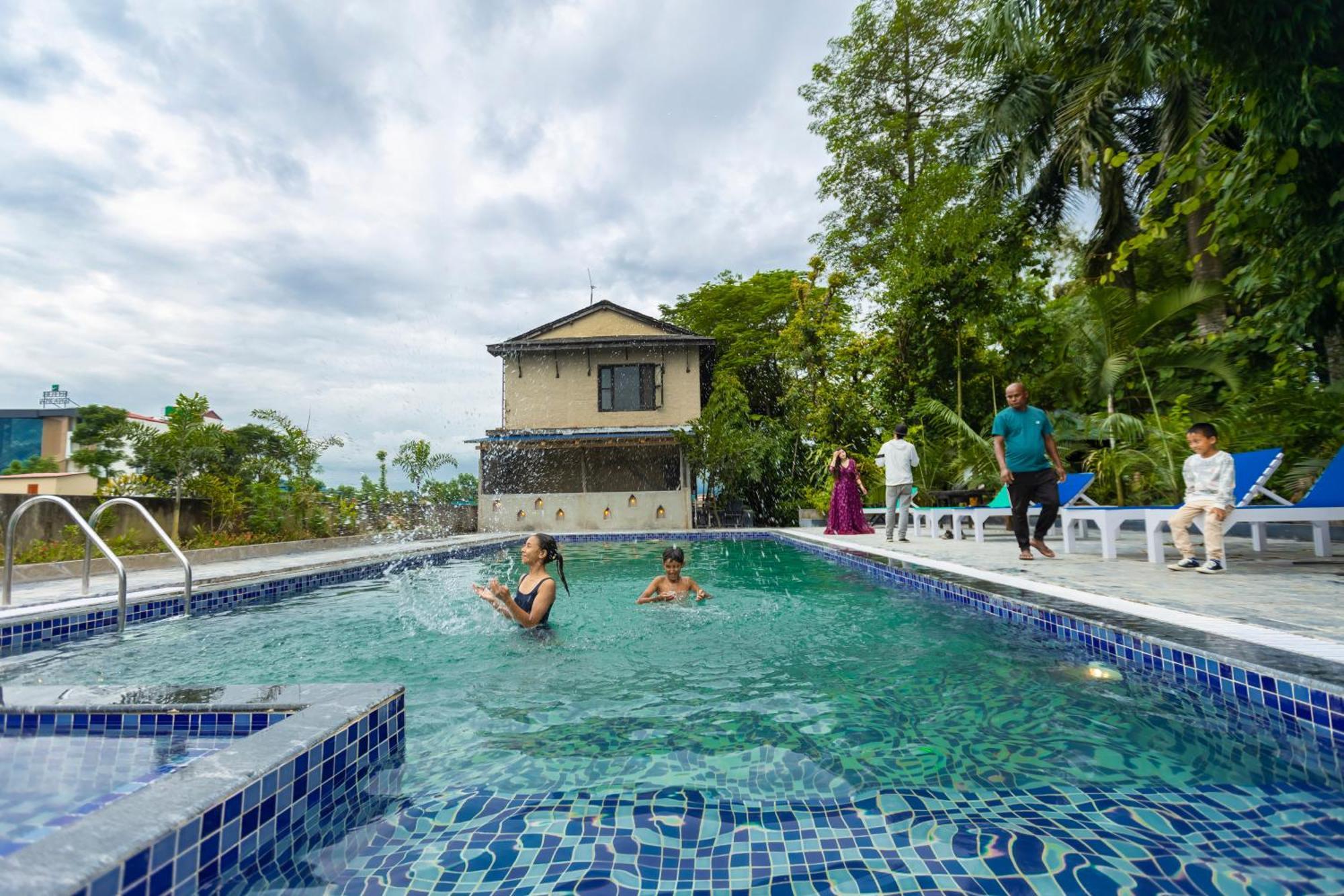 Hotel Parkside & Swimming Pool-Between Greenery And Azure ,Your Perfect Retreat チトワン エクステリア 写真