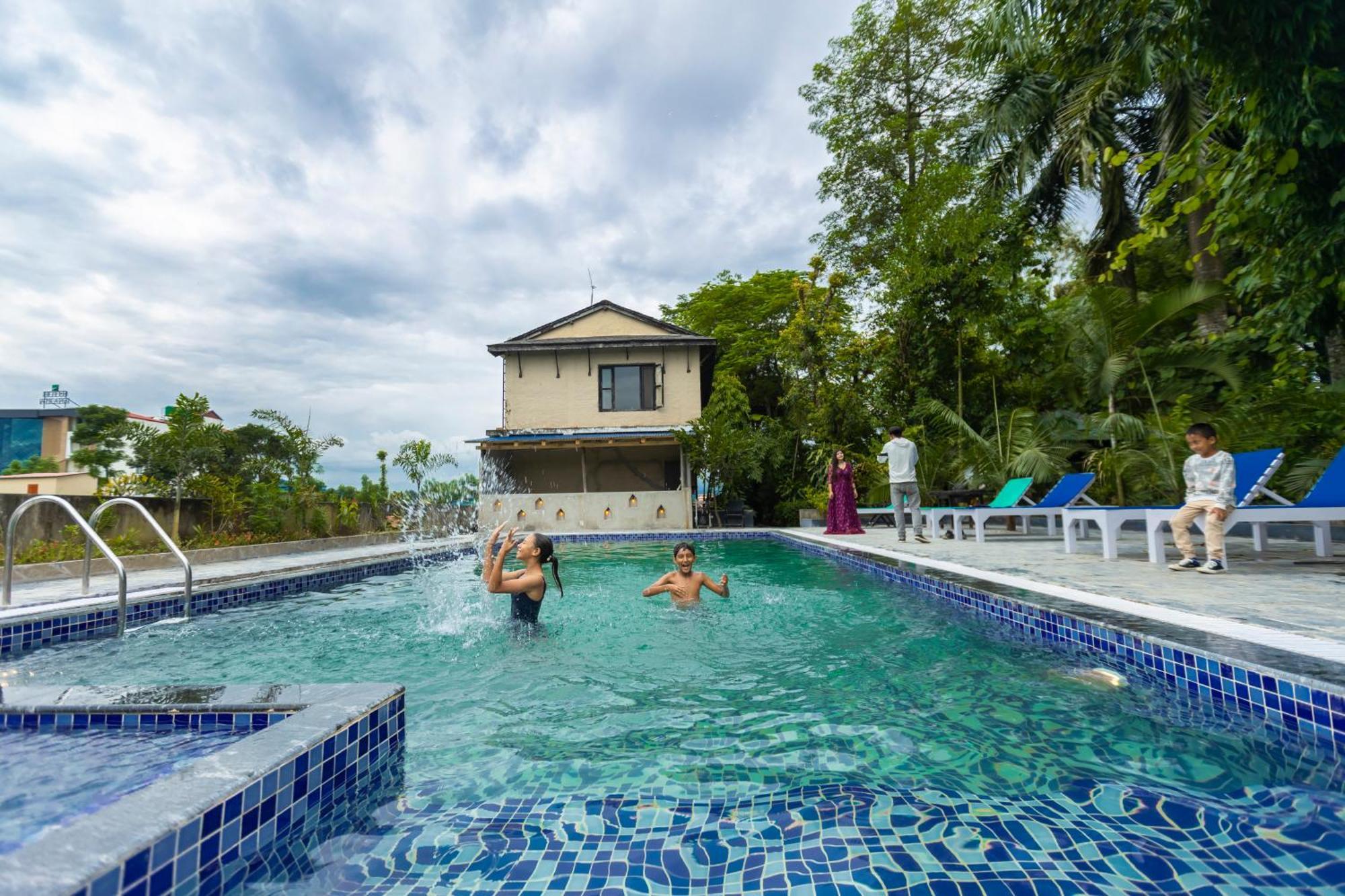 Hotel Parkside & Swimming Pool-Between Greenery And Azure ,Your Perfect Retreat チトワン エクステリア 写真