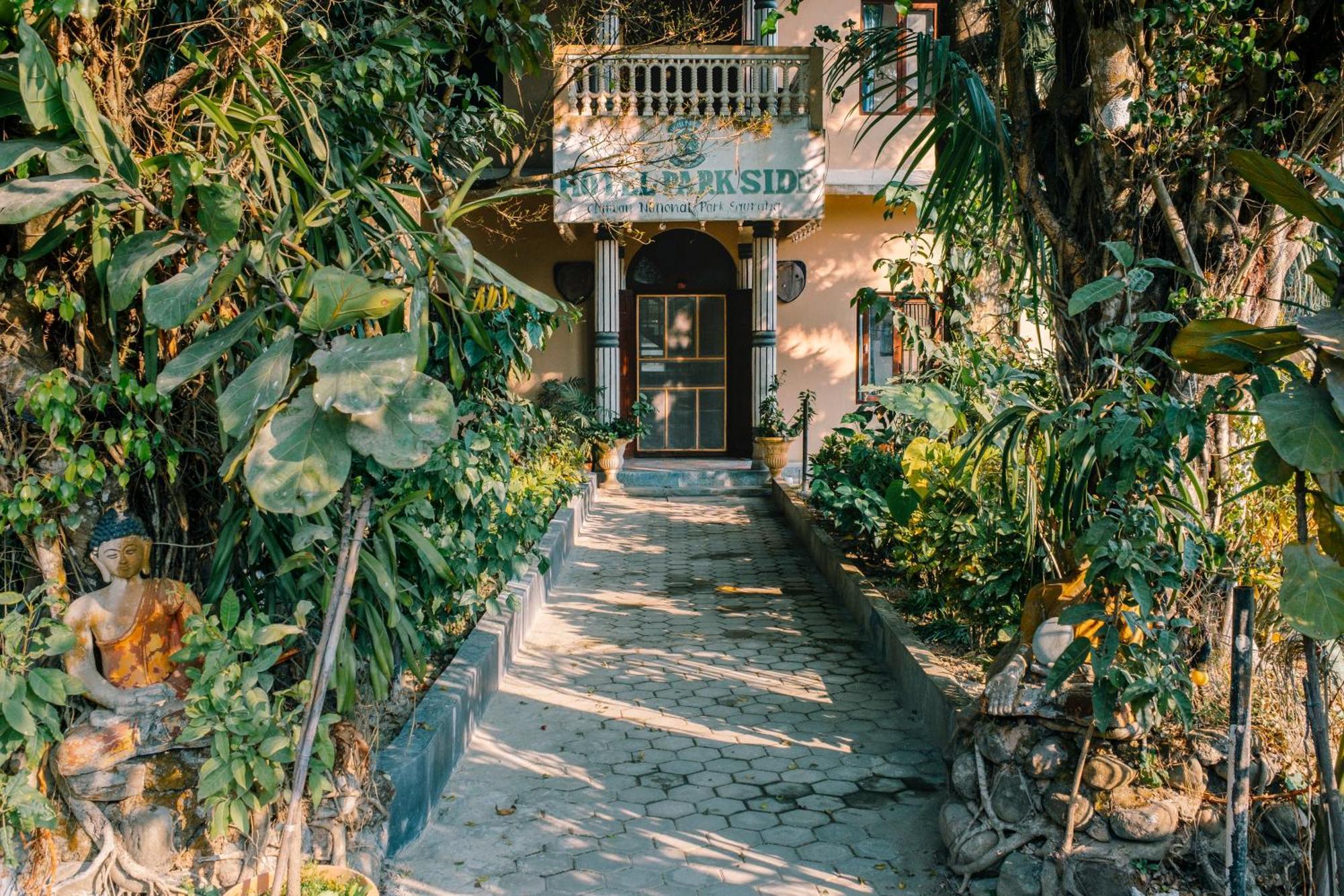 Hotel Parkside & Swimming Pool-Between Greenery And Azure ,Your Perfect Retreat チトワン エクステリア 写真
