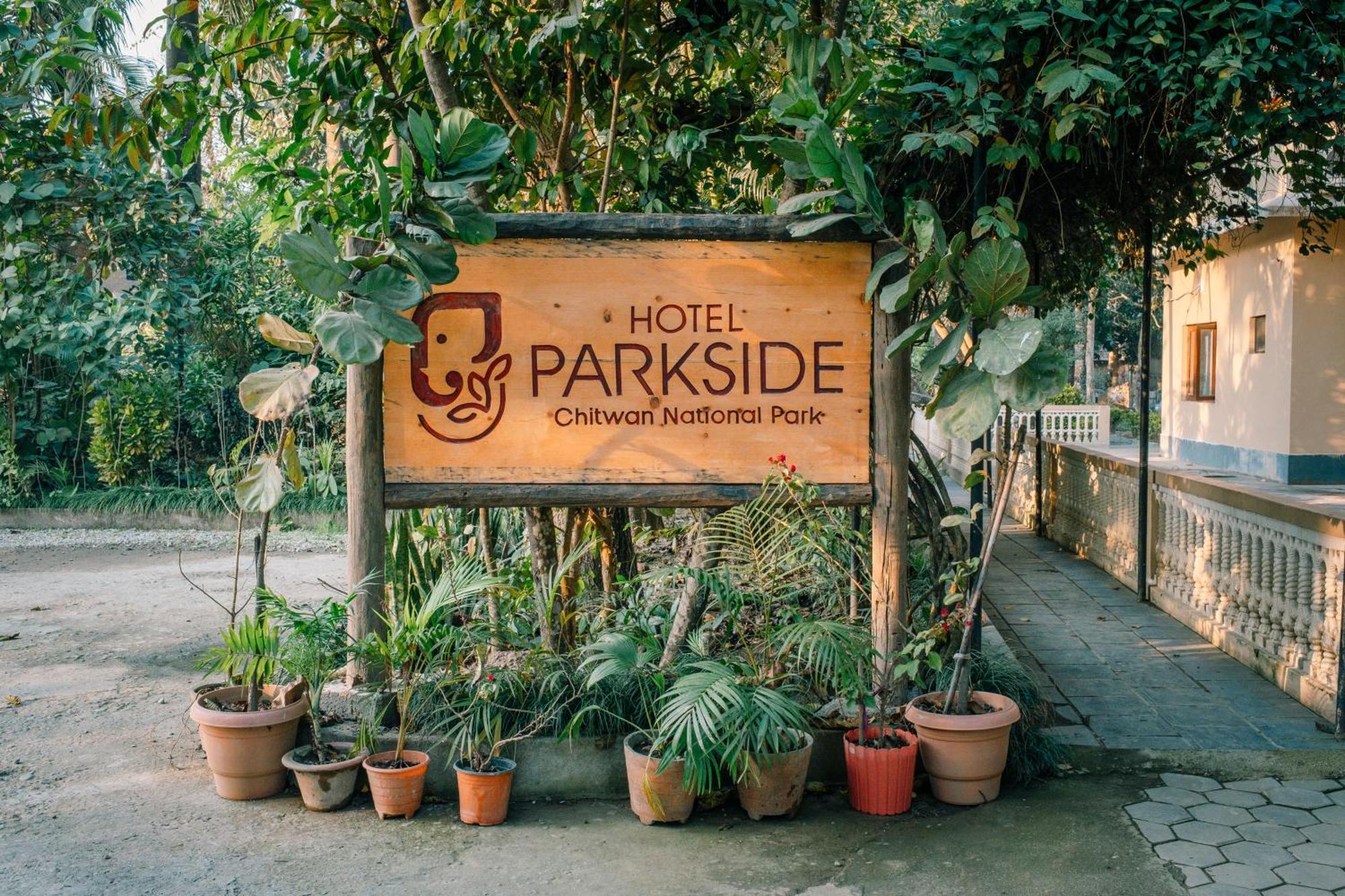 Hotel Parkside & Swimming Pool-Between Greenery And Azure ,Your Perfect Retreat チトワン エクステリア 写真